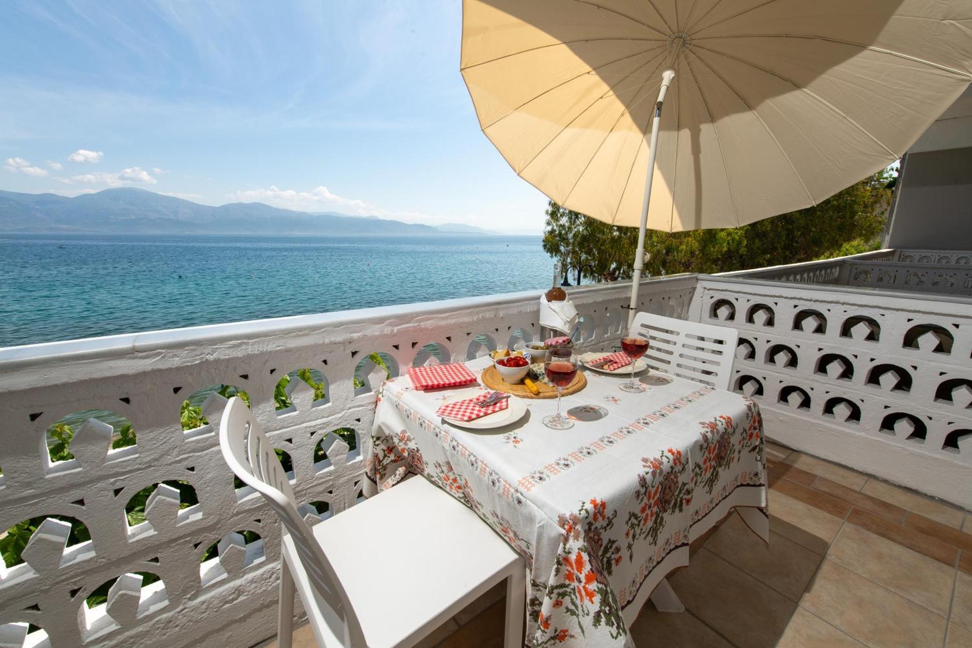 Moukas Seaside Apartments Romantico Selianitika Exterior photo